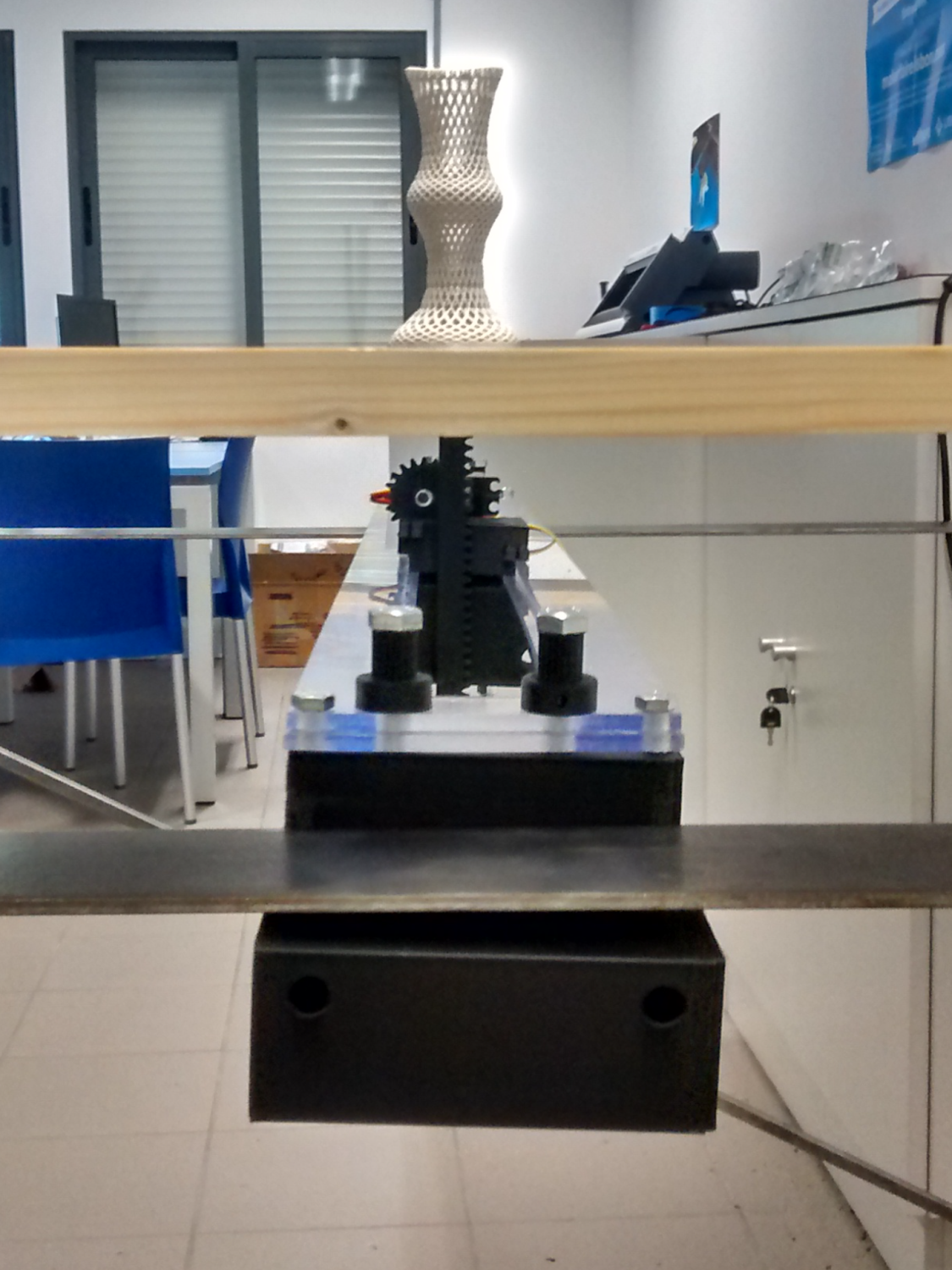 The grabbing motor with a magnet on top
